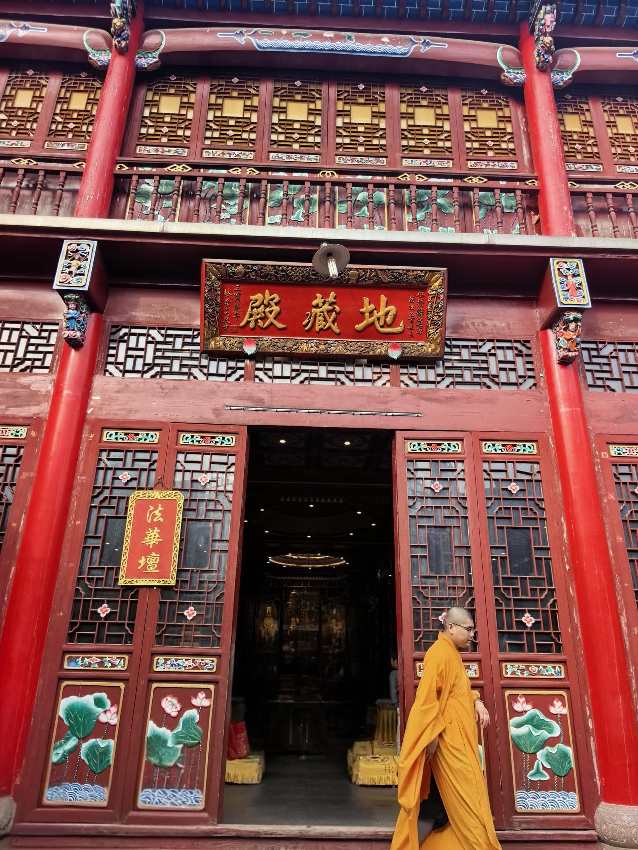 九华山祗园寺夜晚禅意依然浓

暮鼓沉浑，惊起满山归鸟。九华山祗园寺的飞檐在深蓝夜