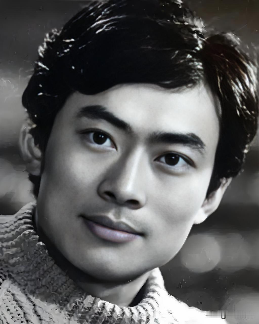 🎬 这张老照片中的男演员，您对他还有印象吗？
他就是八十年代上影厂演员王诗槐。