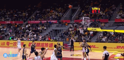 得不偿失！今晚广东男篮击败青岛男篮的比赛中，杨瀚森与莫兰德在一次篮下卡位时手臂缠