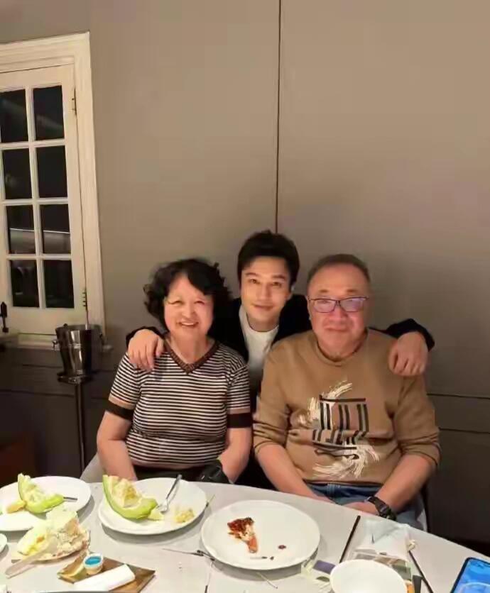黄晓明选花眼光 父亲节准时营业的教主，又一次用一束花证明了什么叫“审美碾压”。不