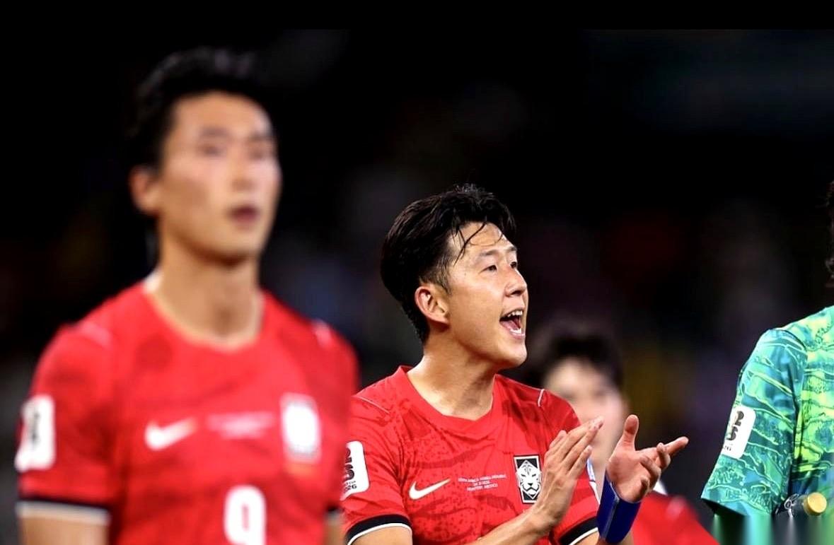韩国这场算分大戏，真差点把球迷看乐了。
拿着3分和负1个净胜球结束小组赛，韩国队