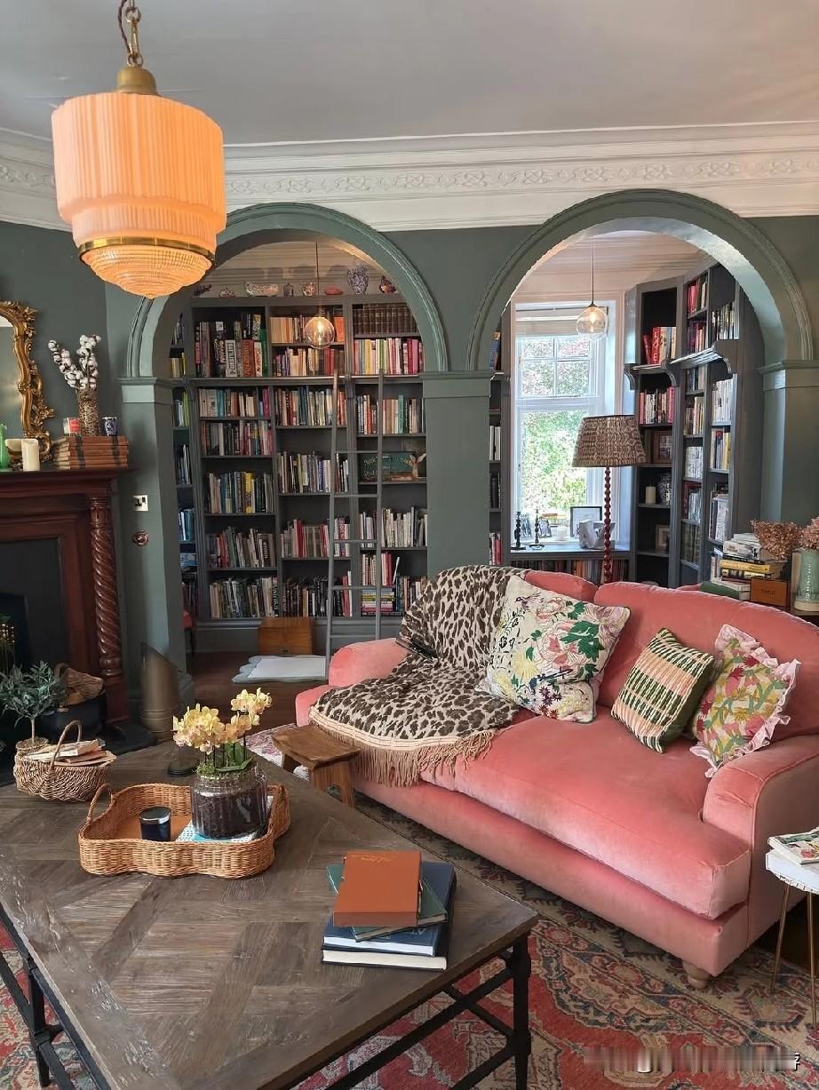 把家变成图书馆是什么体验？
最近超火的英式复古图书馆风格，采用双拱形门洞和石膏线