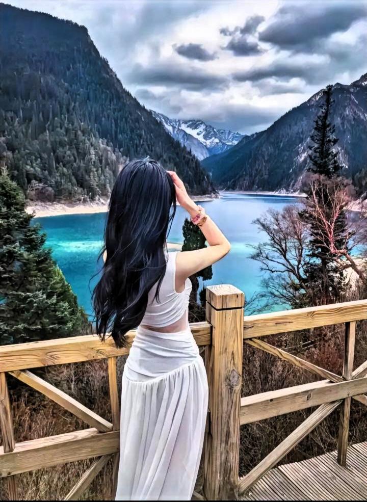 上联：雾锁稠叶笔迹秀
我用上联：雾锁稠叶笔迹秀对下联：月笼疏竹墨痕幽，意境相关悠