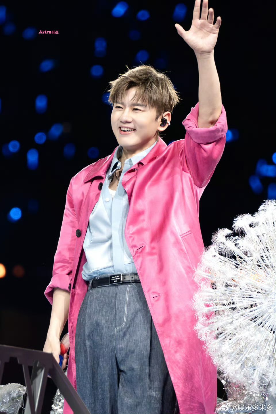 张杰唱天下时穿的披风好懂事 张杰唱《天下》名场面！披风懂事配合，扬起的是霸气与浪