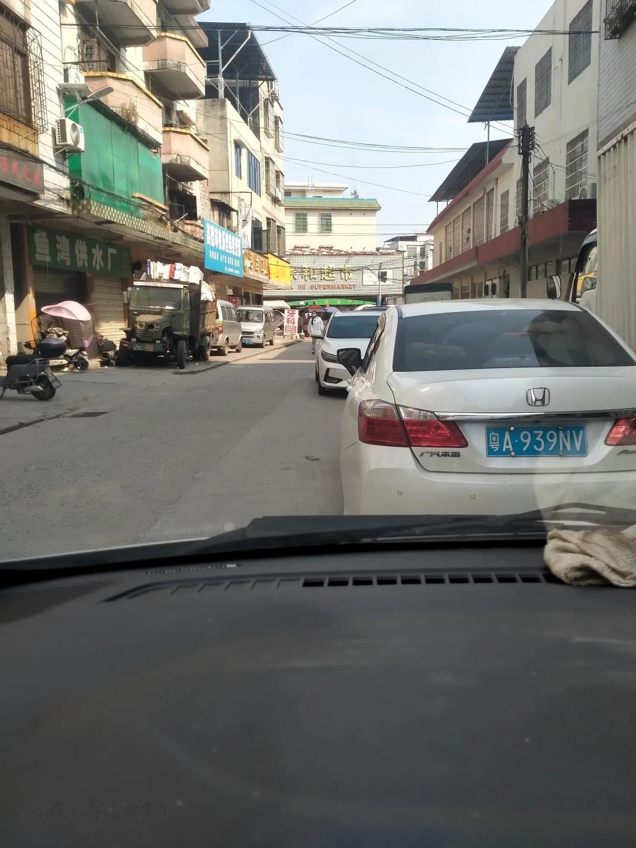 湖南乡下有一对已经是感情破裂的夫妇，他们夫妇俩人虽然还是住在一起，但是早已经是同