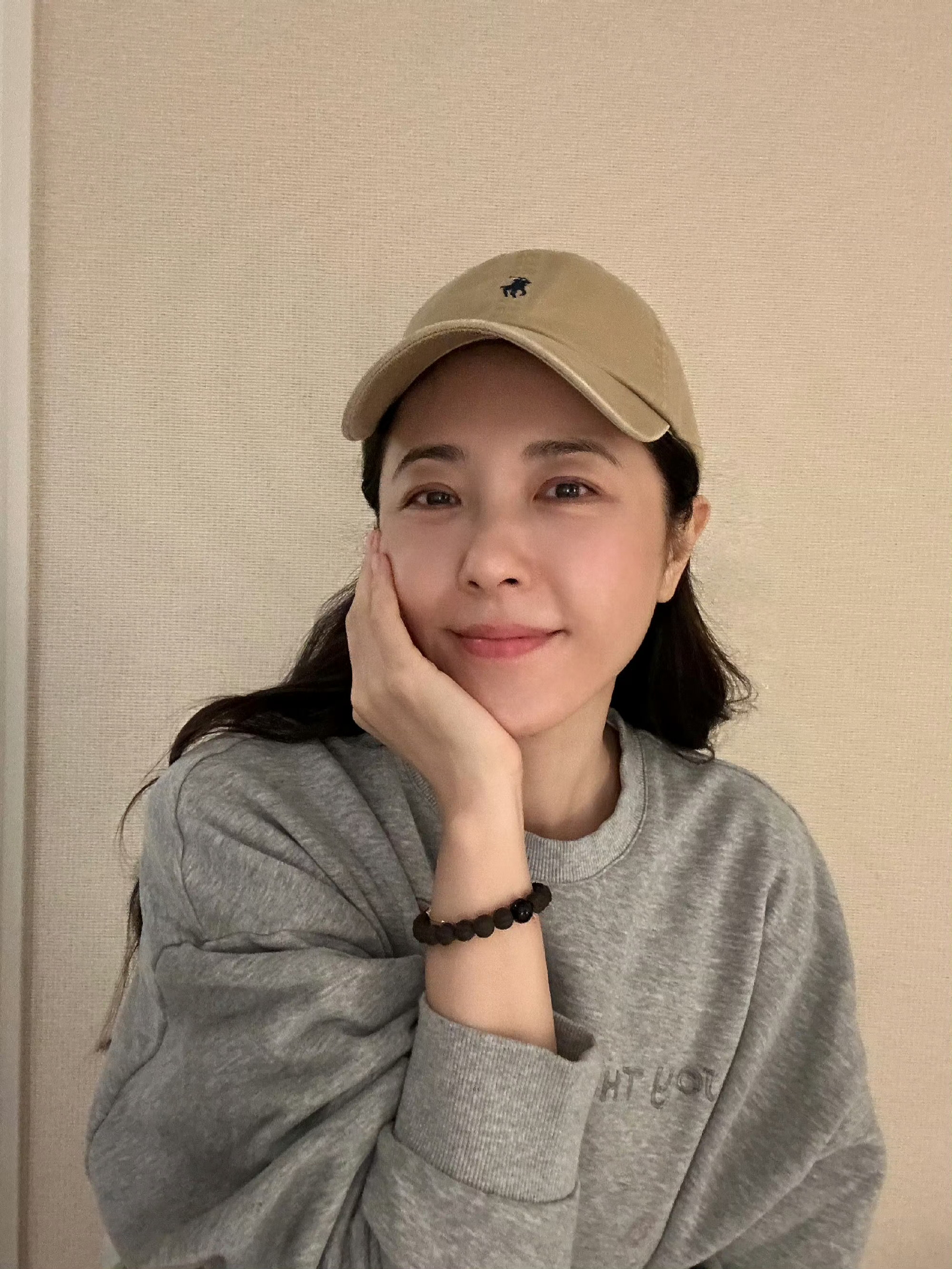 曾黎的手串是中药做的 对养生这块看来是很注重这个手串确实对身体好👌🏻 ​​​