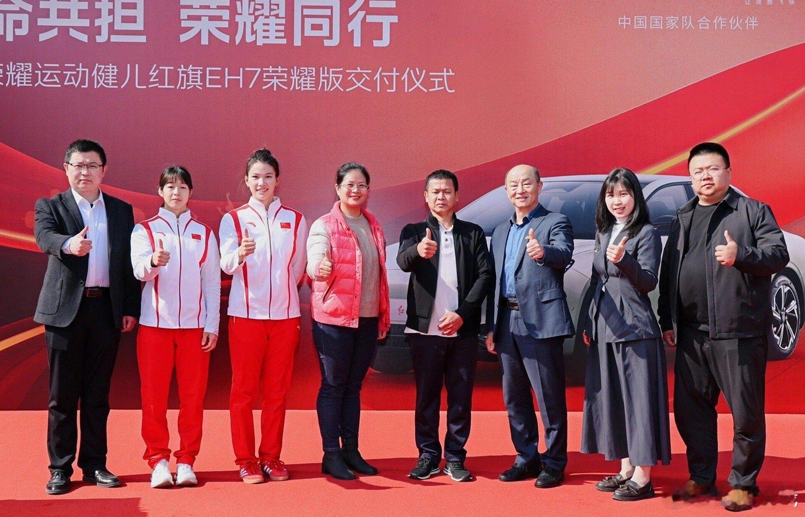恭喜！全红婵喜提30万豪车，这是全红婵获奖的第三辆车，全爸第三次代领，17岁婵宝