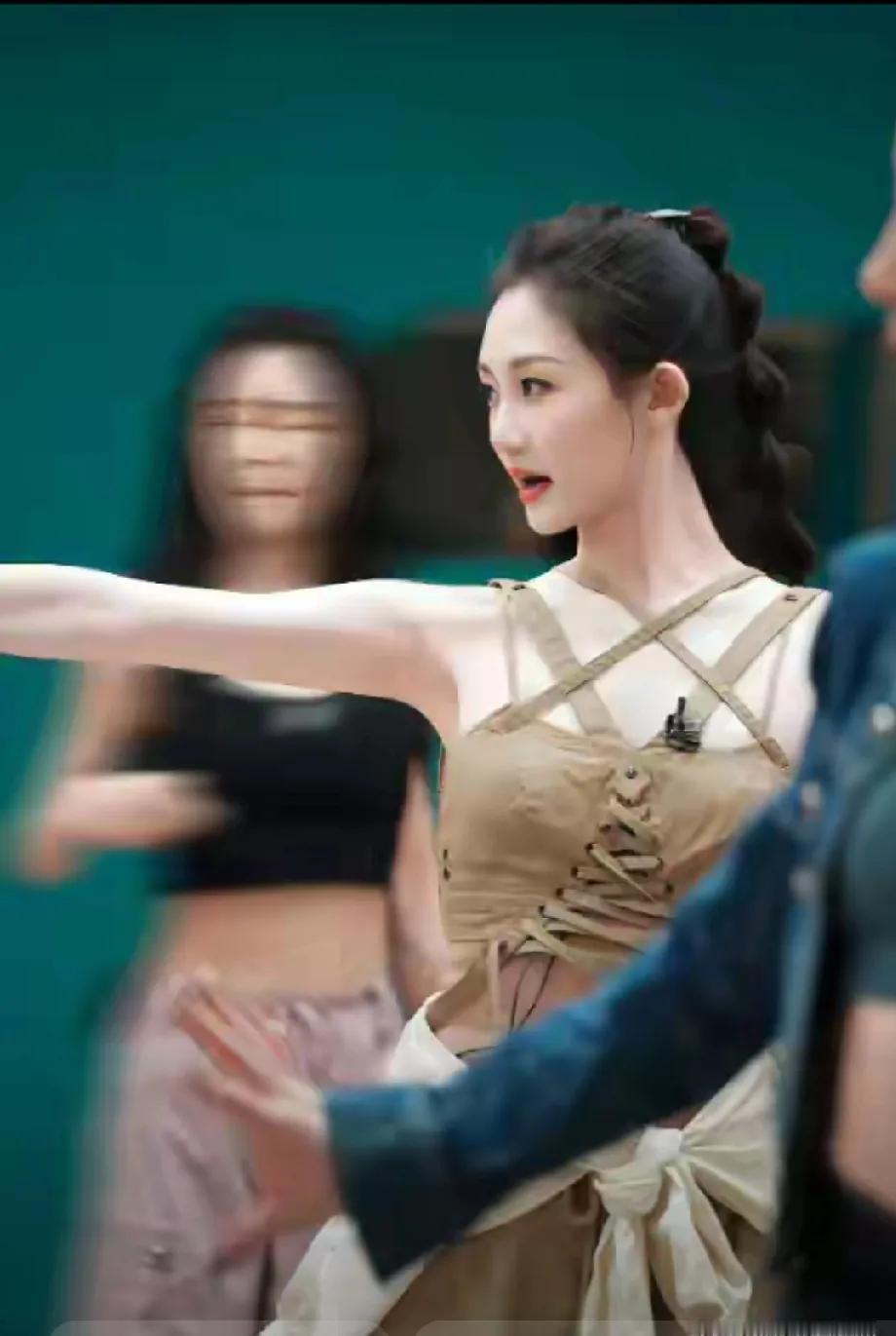 哈哈，看来苗苗的状态真的超棒呢！三个娃的妈还能保持这么好的状态，确实让人羡慕！她