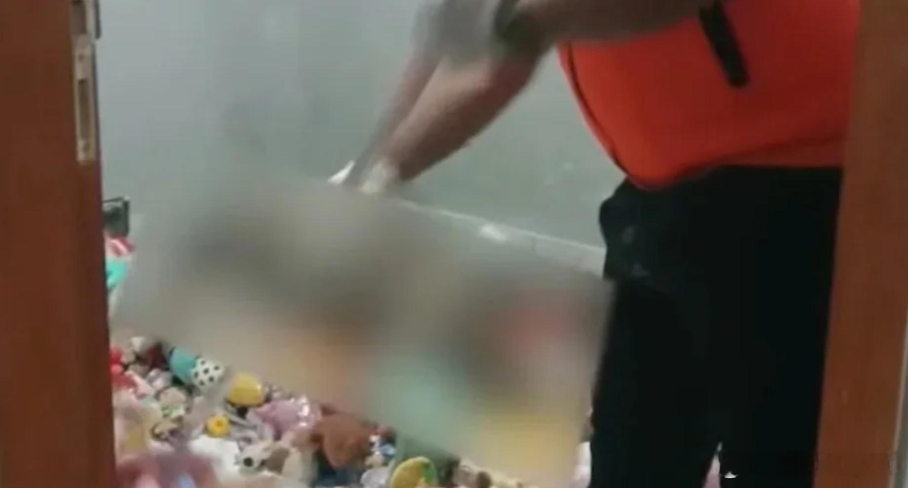 巴厘岛发生恐怖情杀案！新加坡男子勒死印尼女友，用数十个玩偶藏尸后带新欢回现场过夜