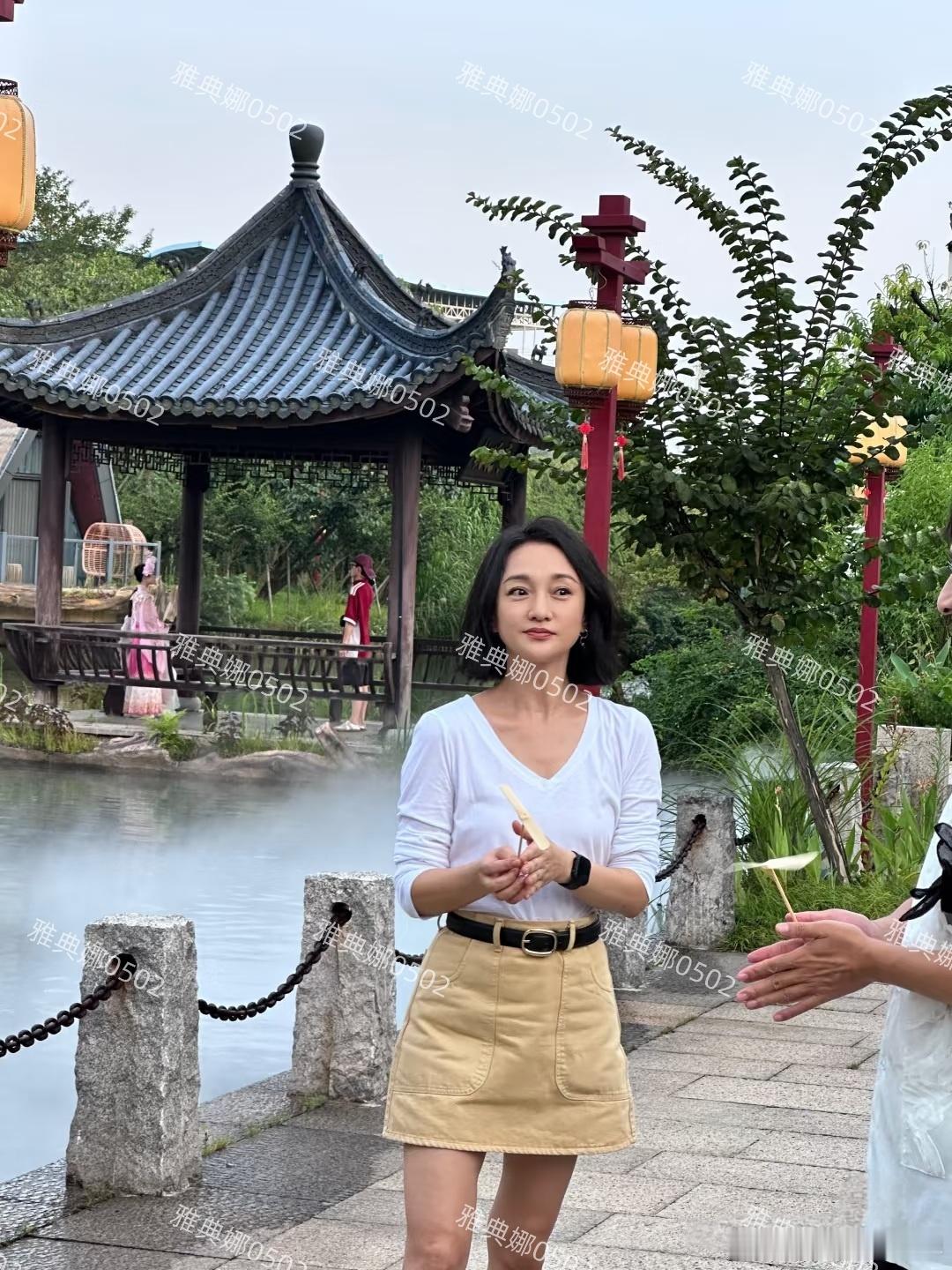 网友江西偶遇周迅，本人真是太年轻了，一点儿也看不出她已经51岁了，瓜子脸大眼睛真