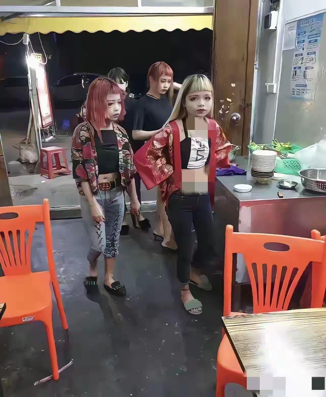 这几个小娃娃还有救吗，搞的人不人鬼不鬼的，这种孩子，家长要么离婚，要么就是长期不