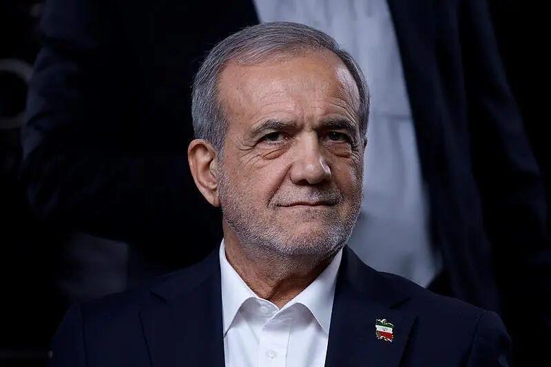 联合早报今天报道：伊朗总统佩泽希齐扬证实，他已下令外交部长阿拉格齐与美国启动核谈