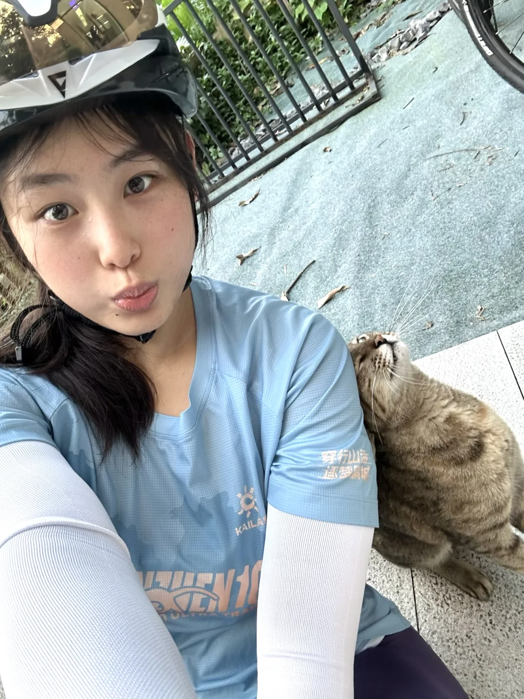 人，肩膀给咪靠一下