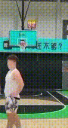 画面太炸裂，差点没把直播间送走。
网红直播打球大家都见多了吧，直播被扒裤子还“挂