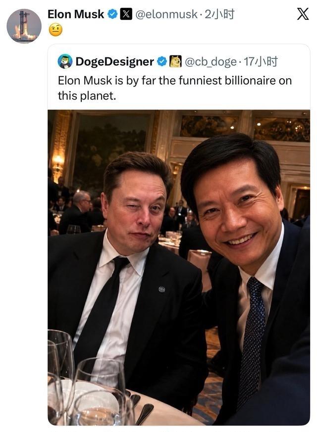 马斯克转发了和雷布斯的自拍合影，一个表情符号🤨
先别盯着那个表情符号看，真正该