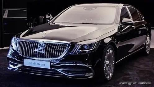 说奔驰比宝马高档，这观点有点片面。
奔驰确实一直以豪华舒适著称，像S级轿车，内饰