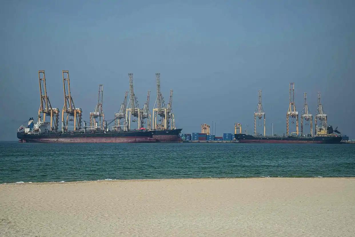 霍尔木兹海峡终于传来一个好消息！据有关报道，伊朗称部分国家船只可以通过霍尔木兹海