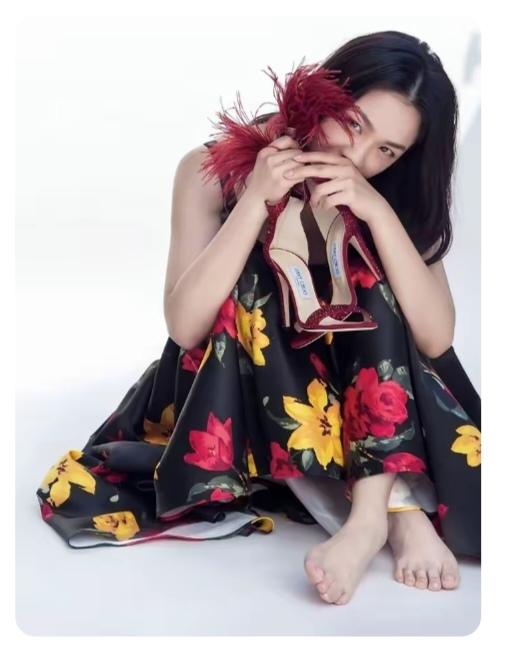 汤唯，脚丫子有点宽。