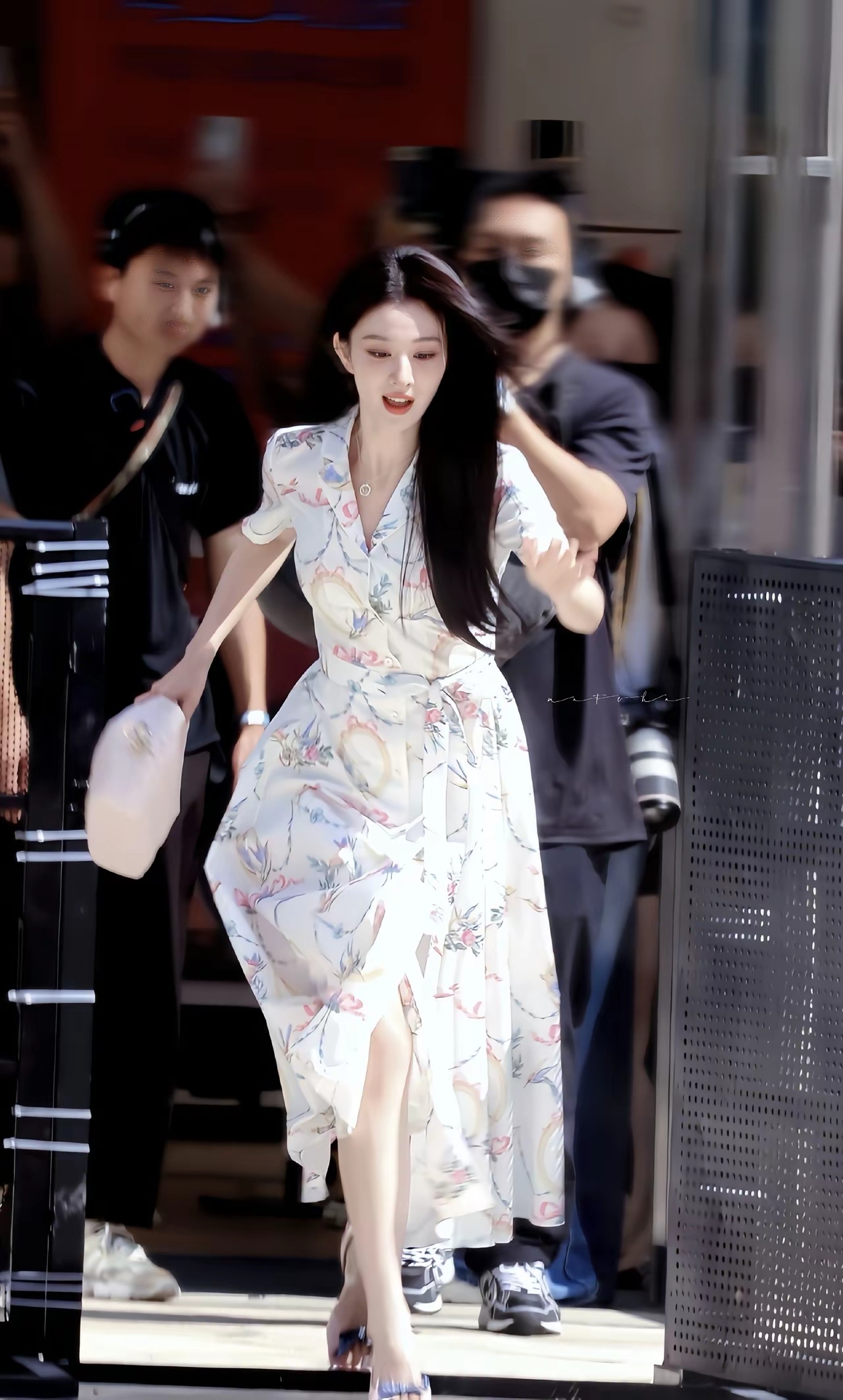 为什么王楚然能逆风翻盘？原因很简单，不是因为她长得好看，而是她真的太清醒、太真诚