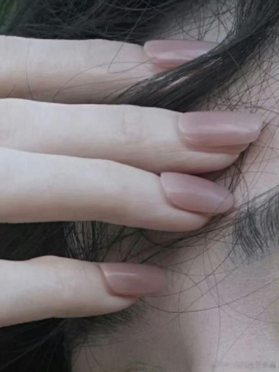 谁给娜扎美甲贴成这样的内娱能不能对女明星好一点呀？感觉很多地方都特别的敷衍，什么