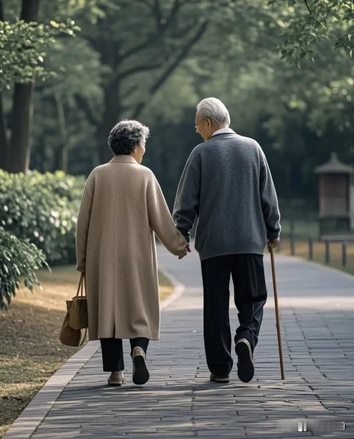 别把爱，变成压垮婚姻的绳子
 
邻居阿姨今年五十多岁，爱了老公一辈子，也盯了他一