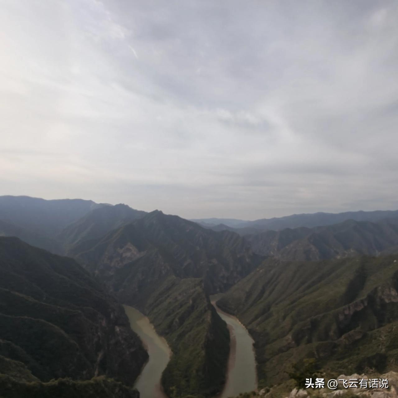 泾阳北仲山乾坤湾，俗称小乾坤湾 位于泾阳县王桥镇北仲山中，泾河在此形成自然的乾坤