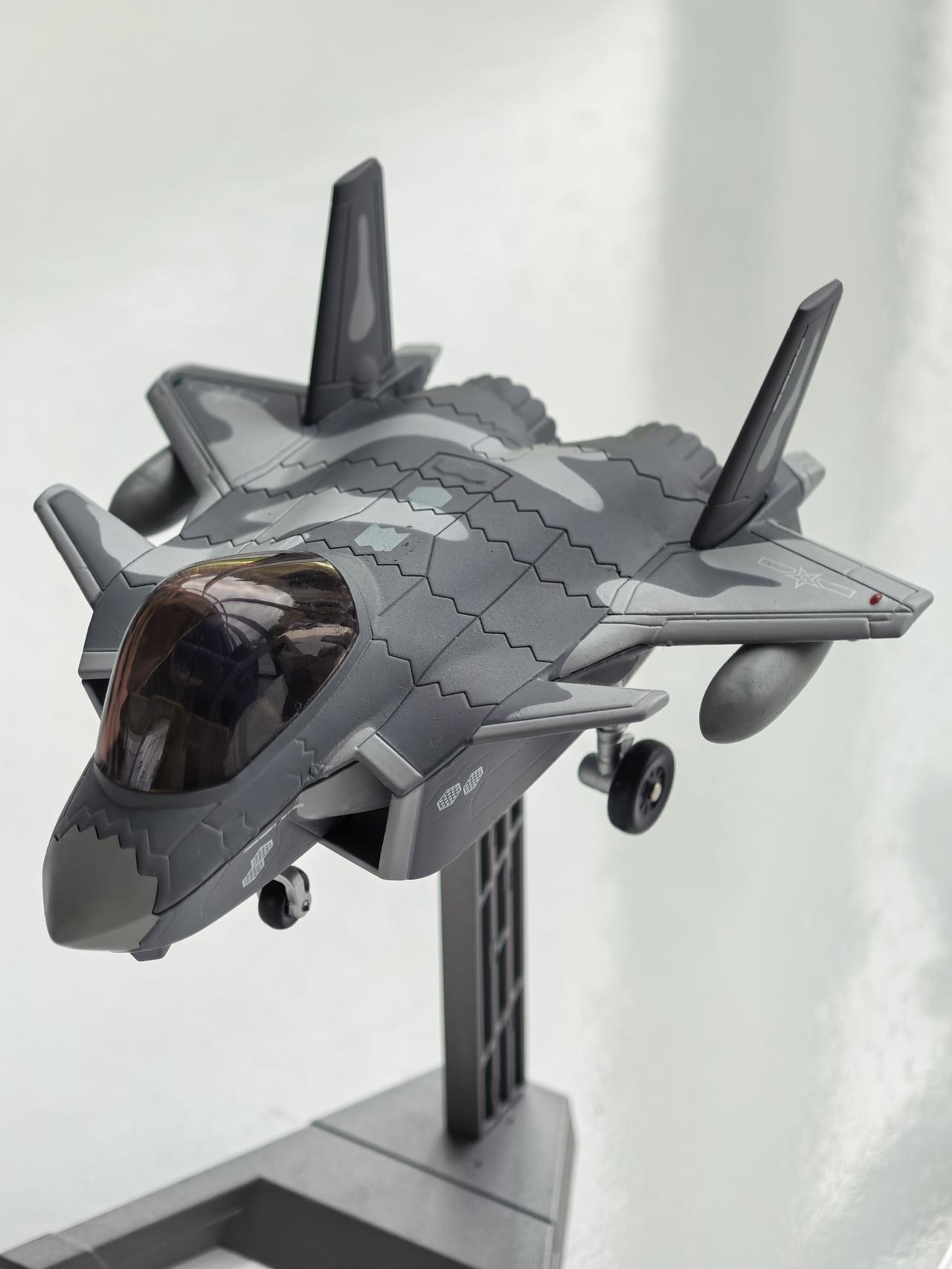 中航工业荣誉出品，现实Q版飞机模型。