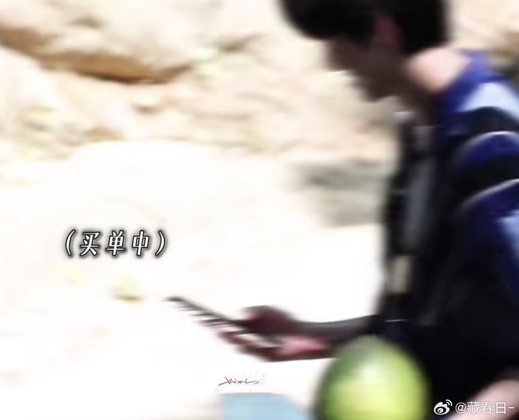 左奇函给杨博文买椰子左奇函杨博文今日拍摄路透来了非常不错哈， 