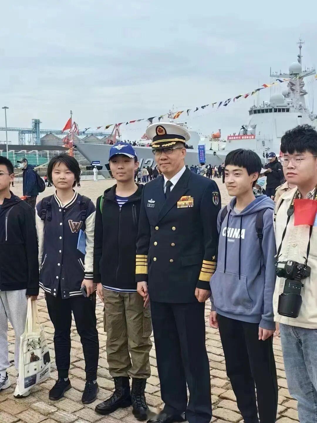 董军  老🍚 2023.04 和参加海军开放日活动的小朋友拍照的帅耶耶