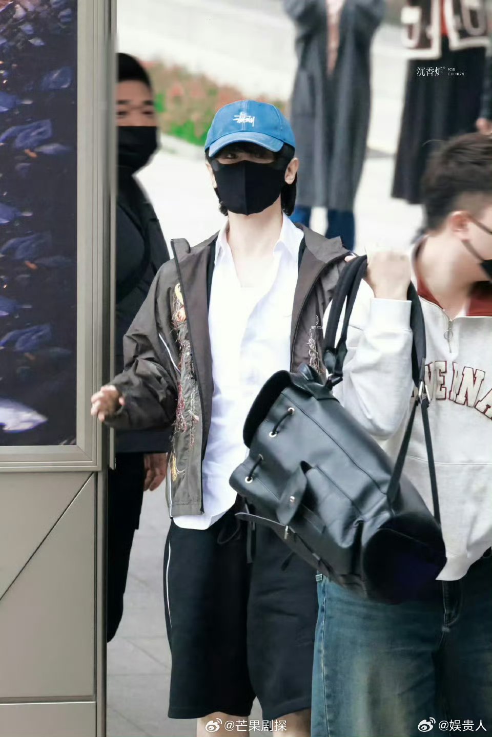 成毅机场路透状态成毅穿上短裤了 状态不错啊，少年感十足的 