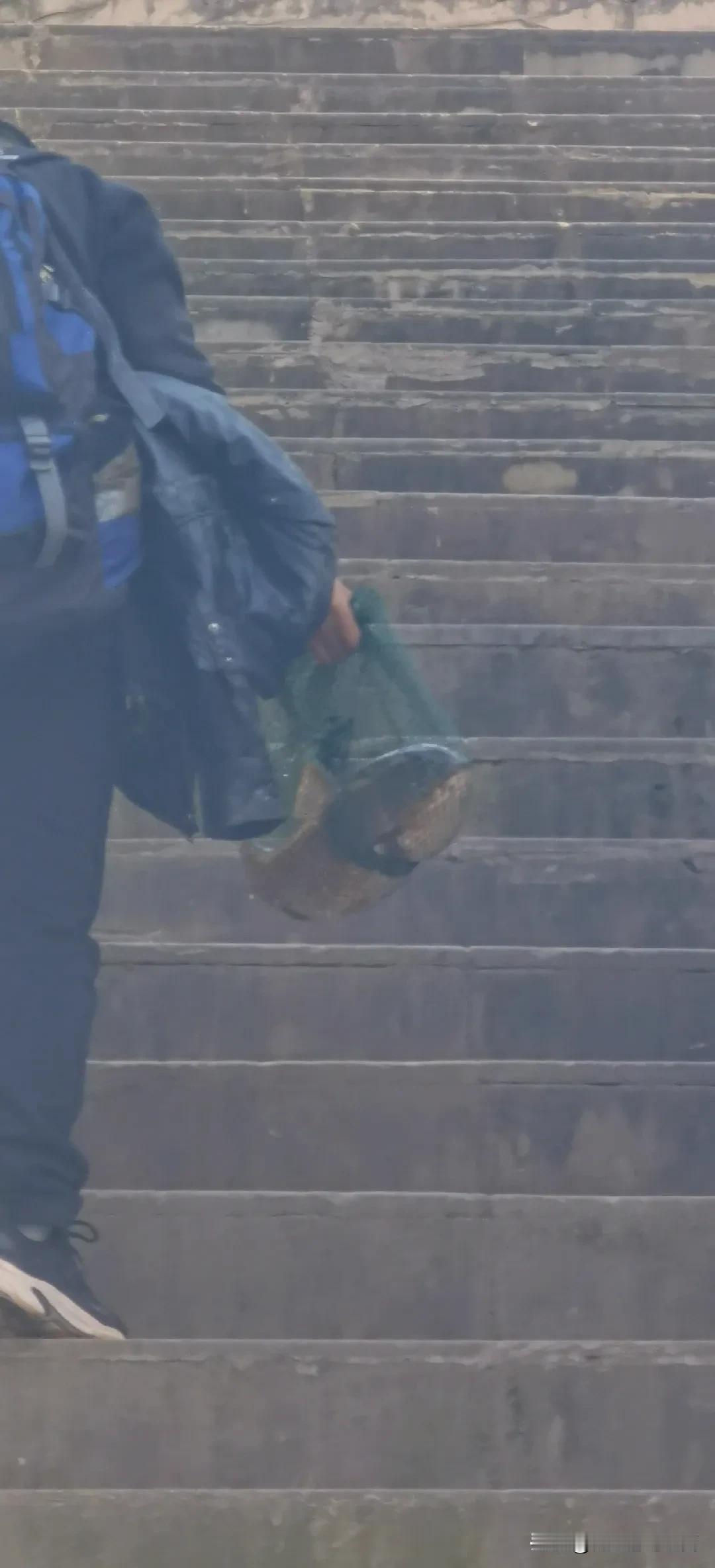 长江十年禁渔，钓鱼佬们素质非常的高。钓到一条大鱼立马起身走人，绝不留恋，绝不贪心