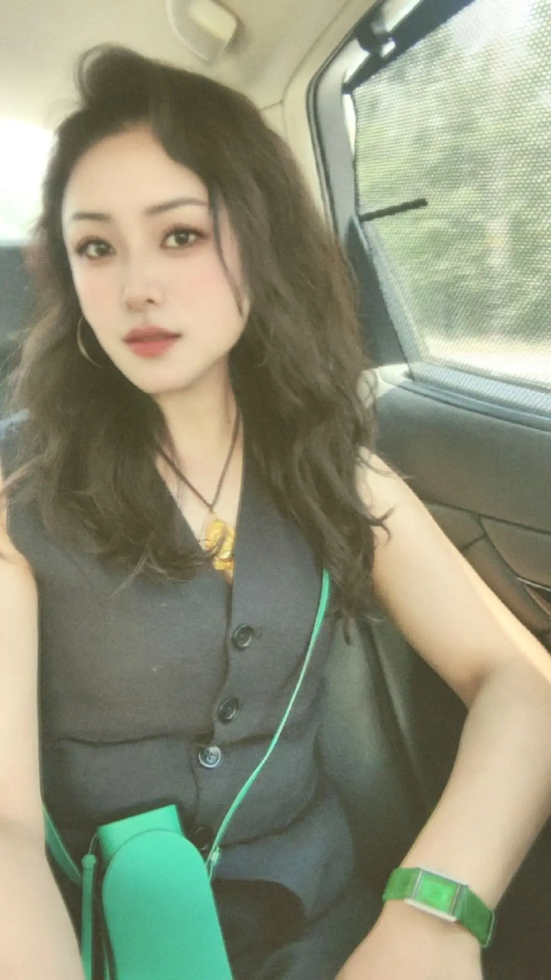 可以扎起高马尾干净利落，也可以烫着大波浪温柔妩媚 ，可以是任何样子只要我愿！