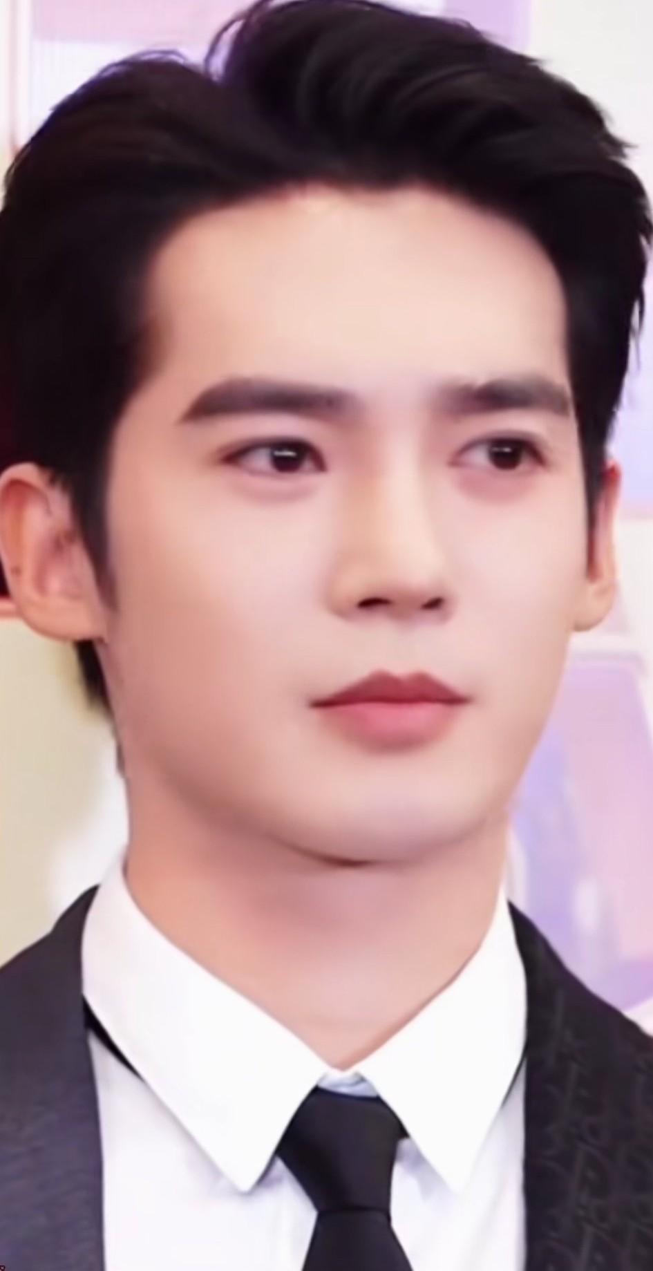 以后谁敢再说于适不帅的就跟谁急，哈哈，于适长得真的是太帅了，在娱乐圈的同龄的男艺