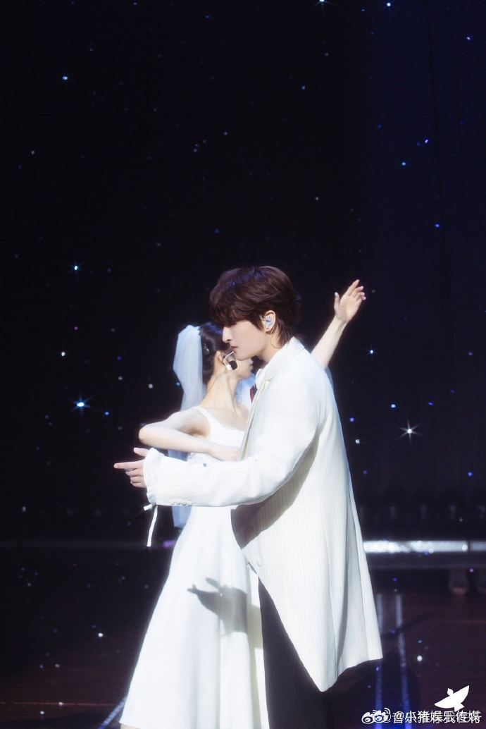 张远官宣重庆站张远重庆演唱会正式官宣，雾都之约敲定五一！四巡舞台全面升级，还加入