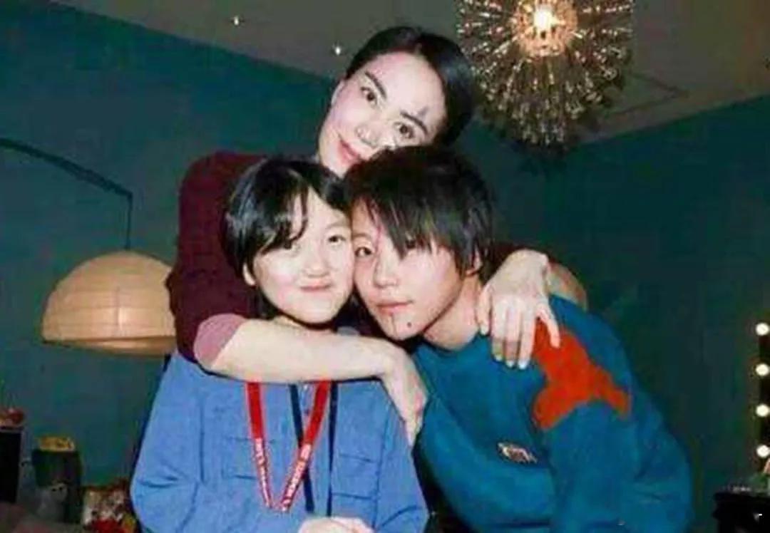 王菲一嗓子把李嫣吓一跳音乐节台下趣味一幕，王菲沉浸跟唱突然放声一嗓子，猝不及防吓