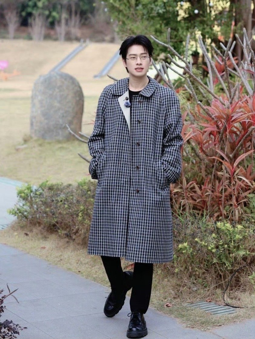 魏大勋宋妍霏向左走向右走魏大勋宋妍霏录制《周五晚高疯》的时候一个向右走一个向左走