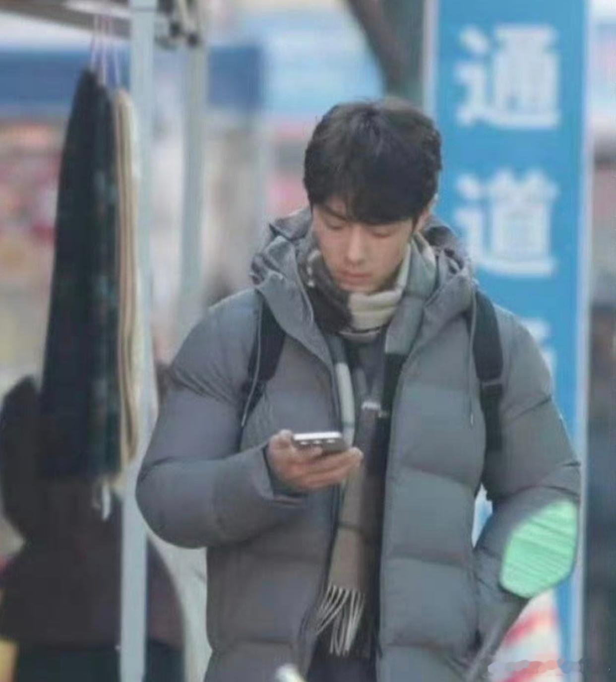 眼尖的我一下子就看到了肖战拿的手机，是荣耀500 Pro，俺已经用上同款嘻嘻