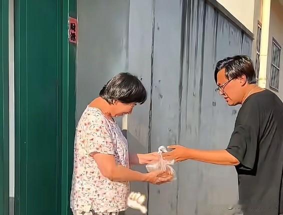 暖心！“@书生来喽”自掏腰包，给村里老人送月饼。
中秋未至，温暖先行。刷到一段暖