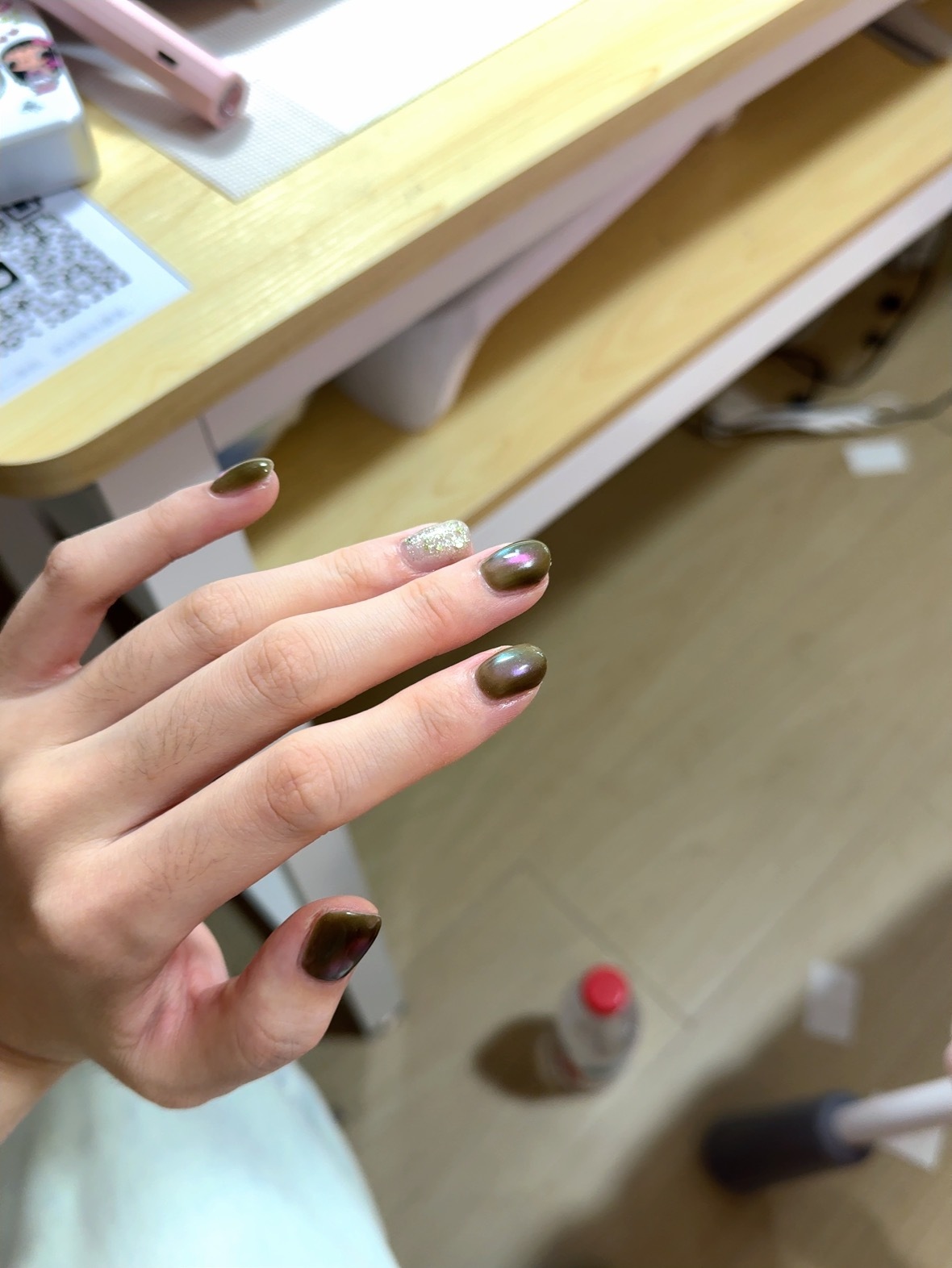 家人们换了个很神奇的指甲！绿色猫眼竟然能同时折射紫光和绿光嘿嘿是否美丽[yeah