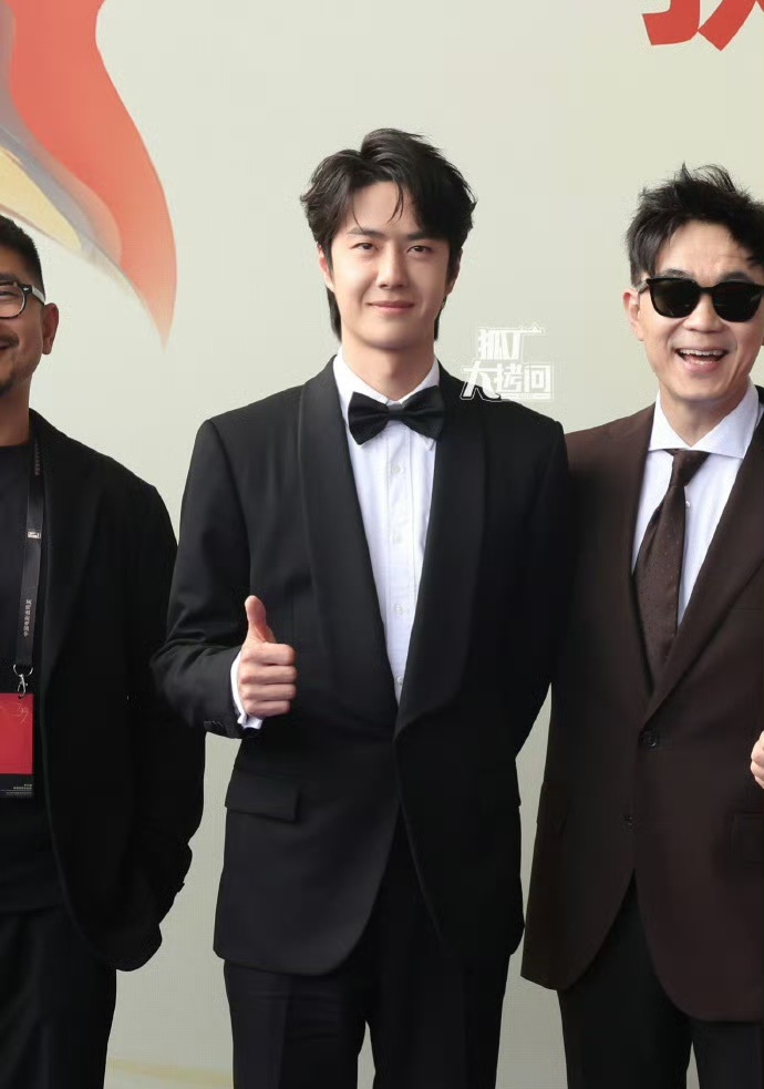 王一博黑西装 好板正的大帅哥！[开学季] 