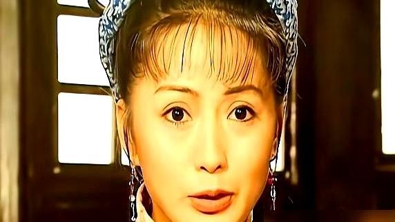 含香跟蒙丹私奔了七次都没成，其实背后全是皇后在递梯子。

乾隆哪是糊涂，他是揣着