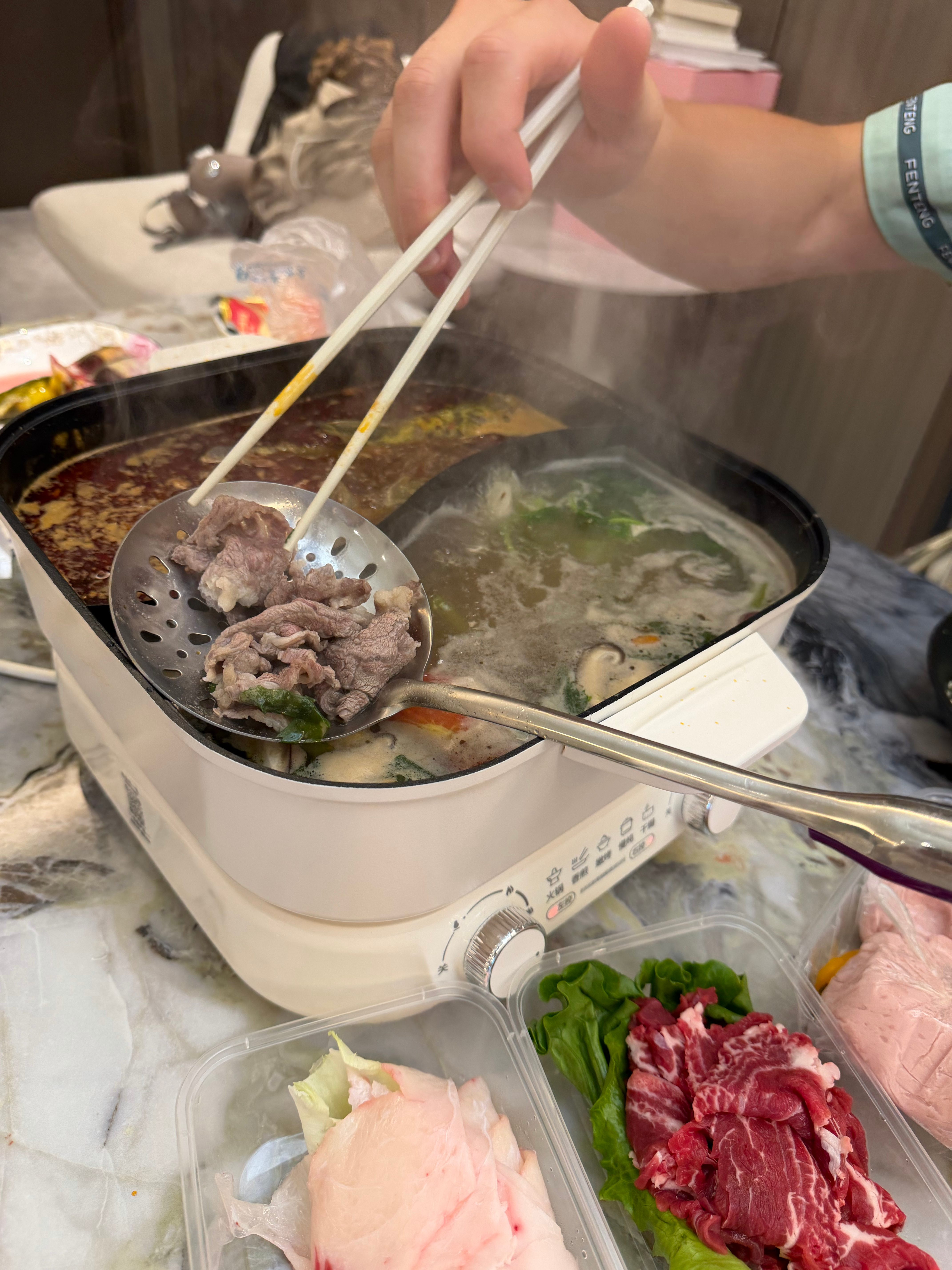 今天出门拍照咯回家kx已经做好火锅了🍲现在在按摩椅上美美修图💅 