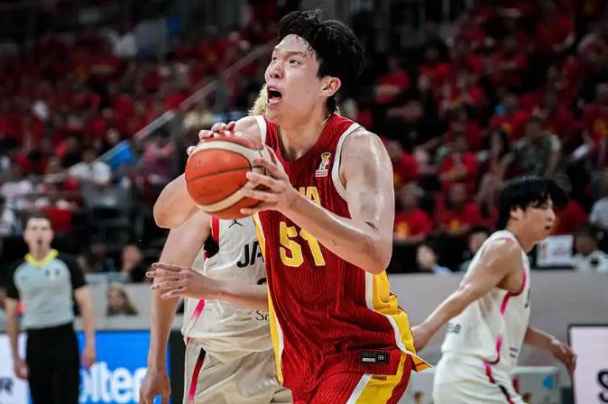 都是什么年代了，中国男篮还在打姚明时代的东西。
中国男篮惨败给了日本男篮，本场比