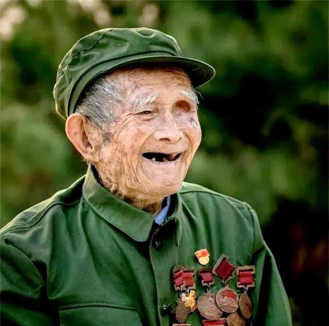 1993年，一个刚做手术摘除了左眼球的老兵，大骂儿子一顿：“家里没有钱吗？你怎么