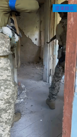 两名装备精良的乌军，突进一间房子，对着房子一通扫射，一名特别胆大，进去看看有什么