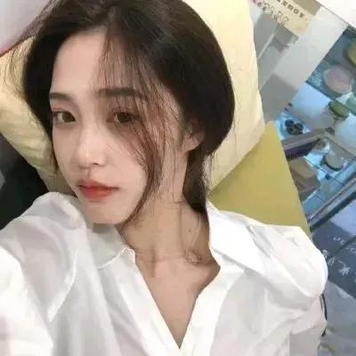 慵懒午后，温柔白衬衫的惬意时光。少女感白衬衣 气质通勤白衬衫 温柔白衬衫 白色温