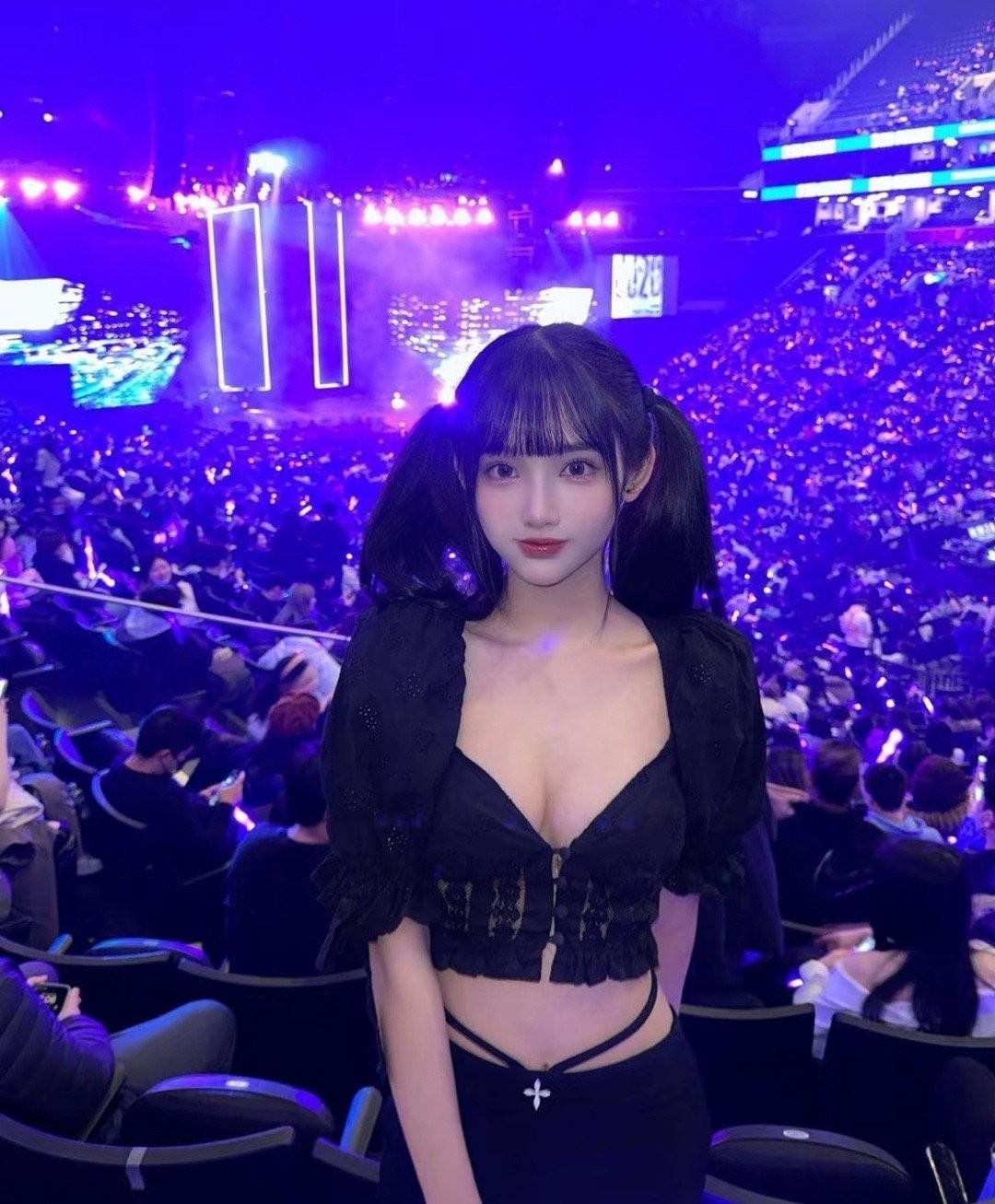 赛场万人围观！林俊杰带着小21岁女友七七现身世界杯决赛现场，全程挽着手不避路人镜