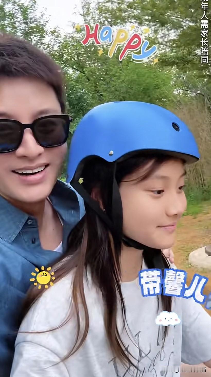 贾乃亮发了他跟女儿甜馨一起玩的视频，
李小璐发了她跟女儿甜馨一起玩的视频，
要明