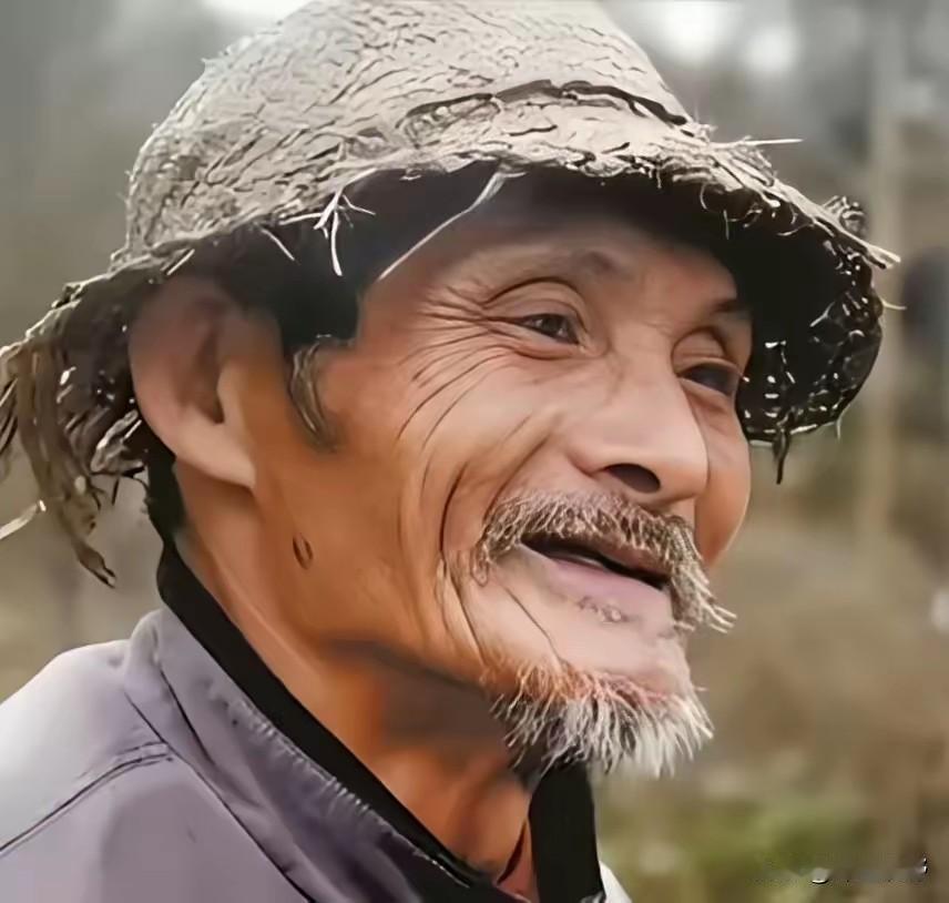 广西老人陈光权，村里人都嘲笑他是个傻子，他耗费三十余年光阴，在涠洲岛建起马拉港，