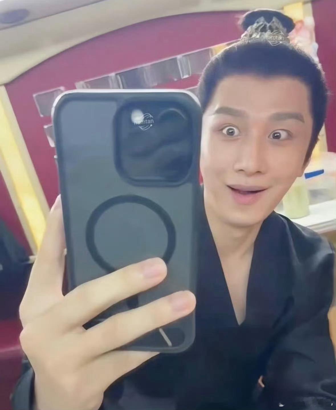 成毅给粉丝发了好多自拍福利 